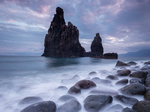Dunkle Stimmung an der Küste Madeiras und raue Felsen