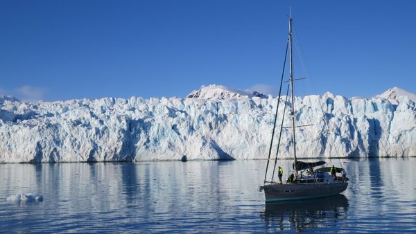 Segelschiff vor einem großen Gletscher